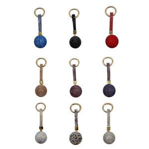 Porte-clés avec une boule de cristal entièrement orné de strass