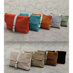 Sac bandoulière zippé en cuir toucher daim à fermeture par rabat aimanté