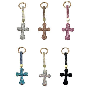 Porte-clés en forme de croix recouverte de strass étincelants