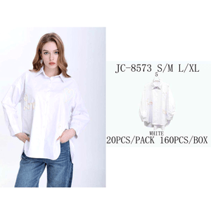 Chemise blanche à broderie LOVE et ourlet asymétrique