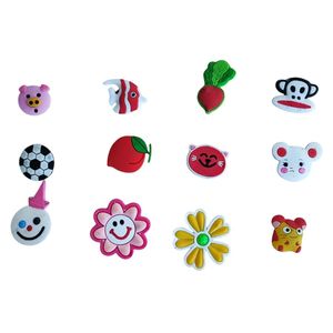 Pins en plastique au design varié très joyeux et colorés