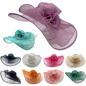 Chapeau capeline de mariage en sisal décoré d'une fleur