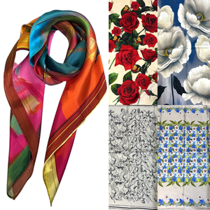 Étole carrée de soie à motif de fleurs aux teintes éclatantes