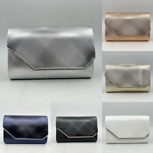 Pochette de soirée texturée avec un motif géométrique discret