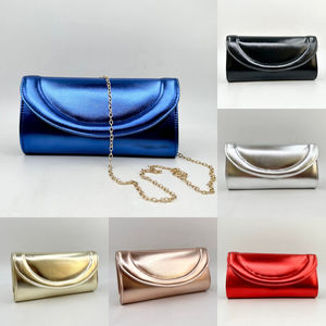 Pochette de soirée effet cuir verni avec un rabat avant arrondi