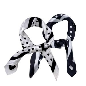 Foulard carré 52x52 en soie avec motif petits pois
