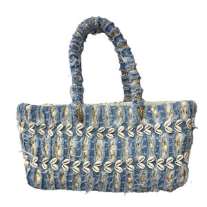 Sac en paille pour la plage à bandes de tissu bleu et petits coquillages