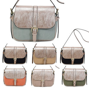 Sac bandoulière bimatière à effet côtelé et un rabat aspect métallisé