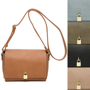 Sac en bandoulière zippé à rabat rehaussé d’un cadenas doré