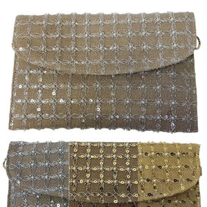 Pochette en toile de jute ornée de petites paillettes et des perles