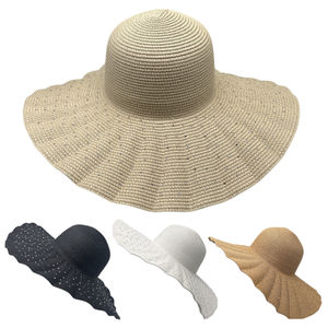 Chapeau capeline avec large bord ondulé à décoration de strass