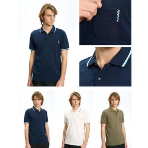 Polo uni à poche poitrine et des touches de bords colorés