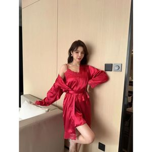 Ensemble nuisette et peignoir en satin uni avec détails en dentelle