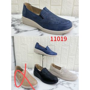 Mocassins slip-on conforts à motif perforés et semelle compensée