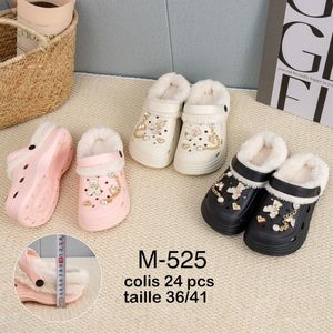 Sabots doublés en fourrure fausse avec ornements décoratifs