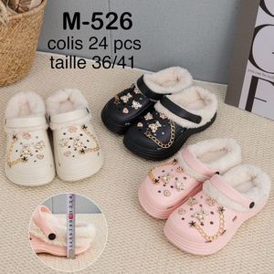 Sabots à doublure en fausse fourrure embellis de fantaisies