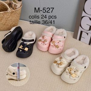 Sabots d’intérieur doublé de fausse fourrure avec nœud et breloques