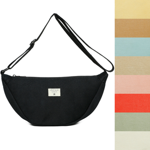 Sac bandoulière réalisé en toile et fermeture à glissière