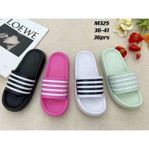 Sandales types claquettes sportives à trois bandes contrastantes