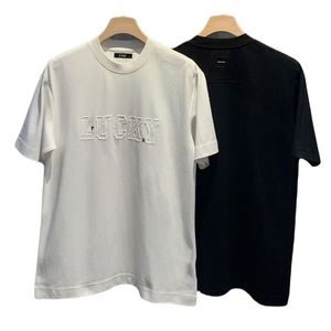 T-shirt uni col rond avec motif brodé en relief du mot "LUCKY"