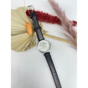 Montre à boîtier argent index cristaux sur bracelet noir