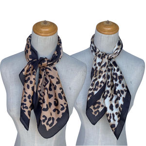 Foulard Carré Léopard Chic