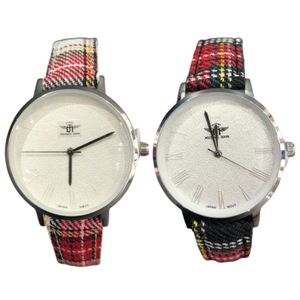 Montre ronde argentée avec bracelet au motif écossais