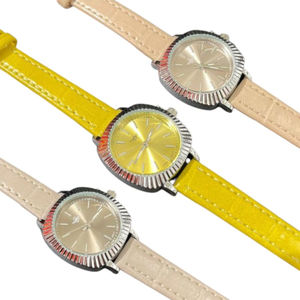 Montre homme avec boîtier argenté doté d'une lunette cannelée