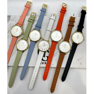 Montre ronde dorée avec cadran blanc 37 mm en chiffres arabes
