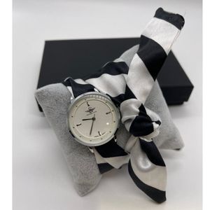 Montre en métal argenté et foulard à rayures noires et blanches