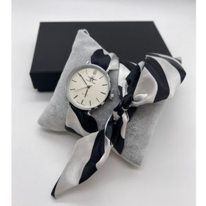 Montre argentée à index en bâtons avec foulard imprimé rayures