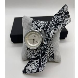 Montre argentée avec index strass et foulard motif reptile abstrait