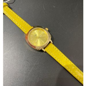 Montre à lunette cannelée dorée et bracelet en simili cuir jaune