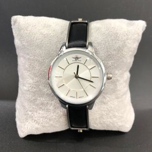 Montre ronde en argent brillant et bracelet simili cuir noir