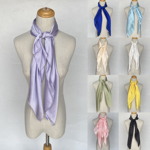 Foulard satiné uni – Douceur et éclat en couleur