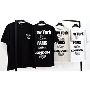 T-shirt inspiré globe-trotter à visuel typographique villes du monde