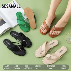 Sandales élégantes avec bride ornée de strass sur semelle plate