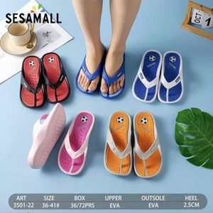 Tongs à bride en Y avec des motifs texturés et ballon de football