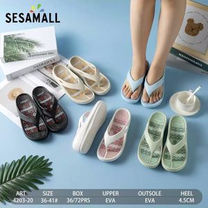 Tongs compensées imprimés rayures abstraites sur la semelle