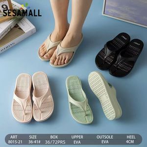 Tongs compensées à semelle avec des motifs linéaires en relief