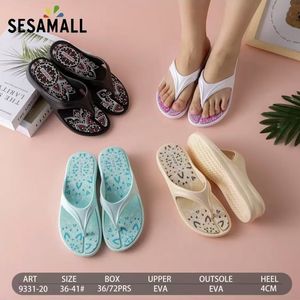 Tongs compensées à semelle avec des motifs mandalas floraux