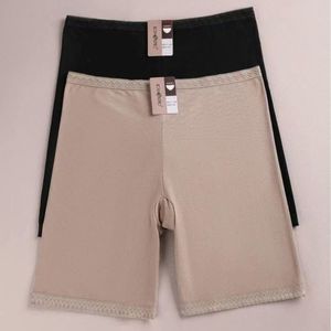 Shorty pour grande taille orné de fine dentelle aux cuisses