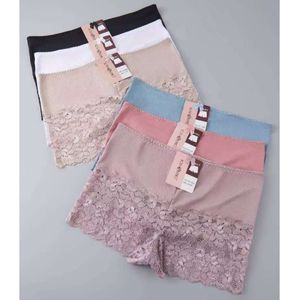 Shorty pour grande taille avec large bande de dentelle florale
