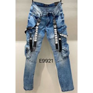 Pantalon en denim bleu délavé style cargo en coton extensible