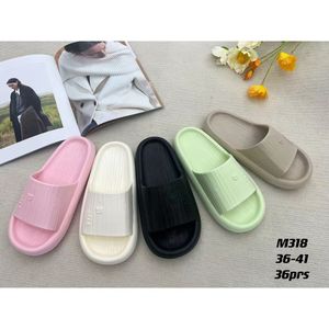 Mules à large sangle unie avec subtiles rainures en relief