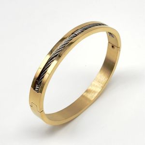 Bracelet en acier inoxydable doré avec un câble tressé