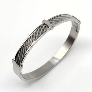 Bracelet en acier inoxydable argenté avec insert en maille