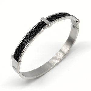 Bracelet en acier inoxydable argenté avec insert en maille noire