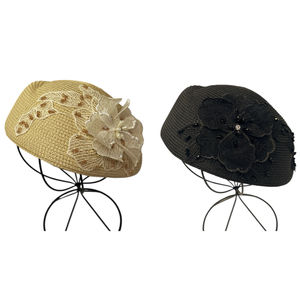 Chapeau tressé en paille de papier avec une décoration florale