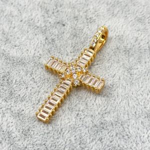 Pendentif plaqué or croix avec pierres baguette et strass ronds